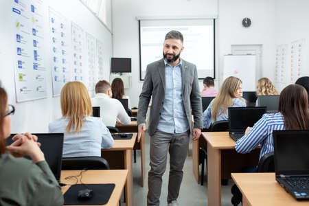 Theorieunterricht in einem modernen Fahrschulraum