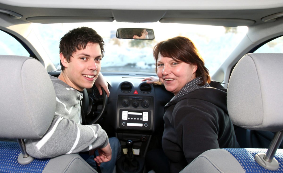 Junger Fahranfänger beim begleiteten Fahren mit Fahrbegleitung in Deutschland – Symbolbild