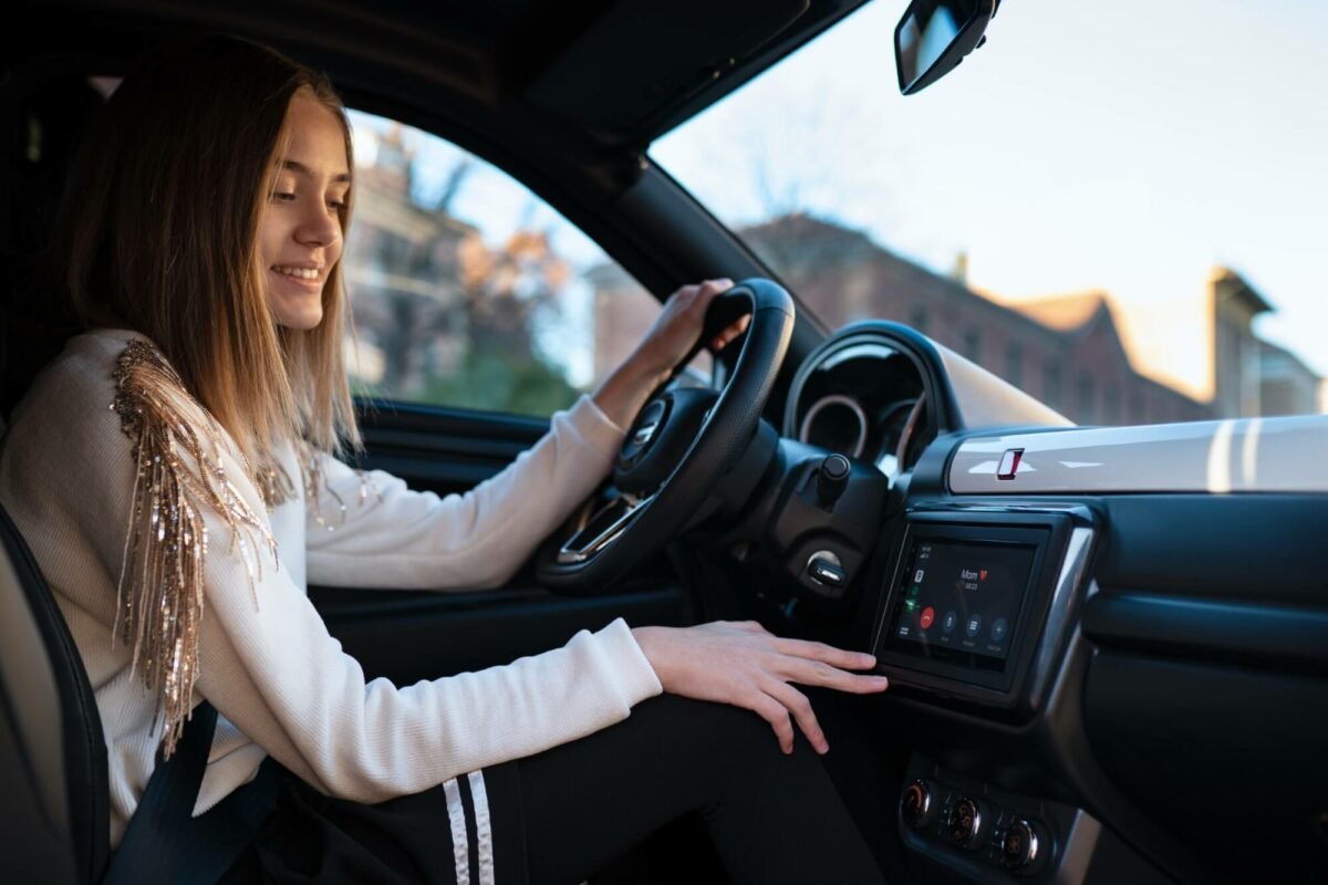 Fahrschüler im Auto während einer Fahrstunde für den B197 Führerschein Frankfurt